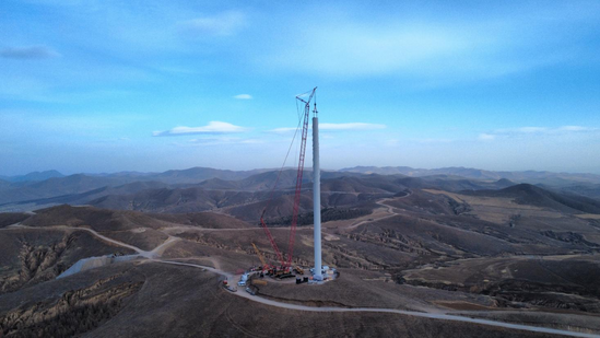 【建功在一線】大唐赤峰項目首臺風機吊裝完成2.png