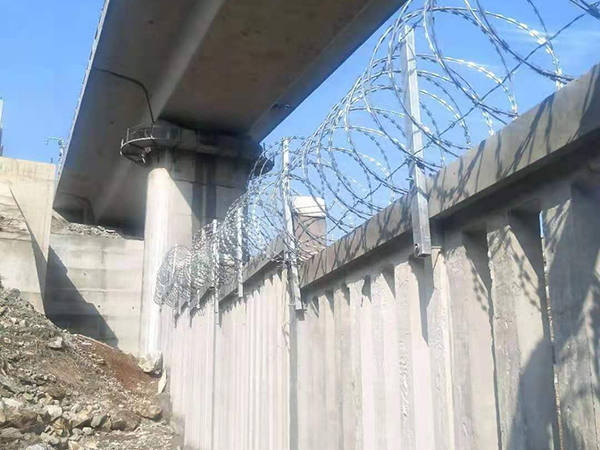 刀片刺繩安裝組合的其他方式